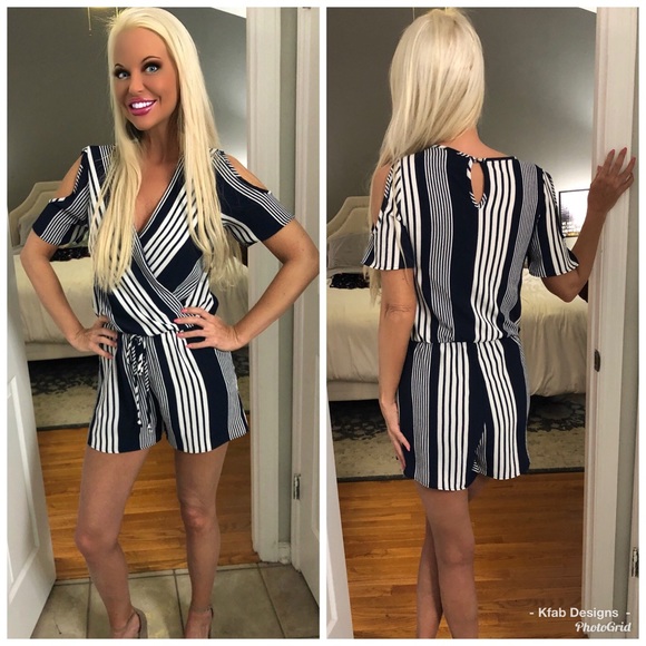 🥰LAST 1! So Fun! Navy Surplice Woven Romper! - Picture 3 of 7